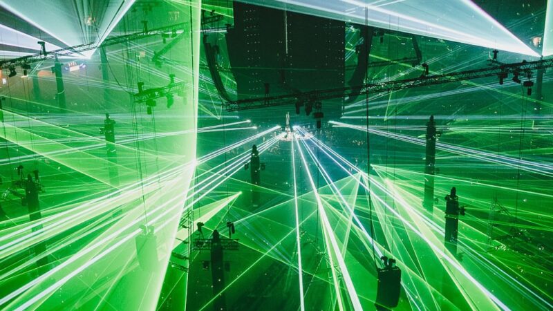 Verknipt Pecahkan Rekor Dunia untuk Pertunjukan Laser Terbesar
